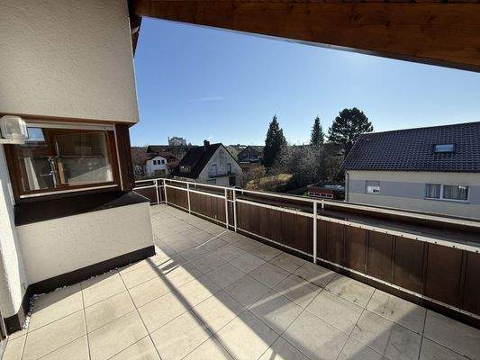 Großzügiger teilüberdachter Balkon