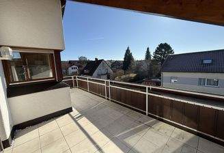 Großzügiger teilüberdachter Balkon