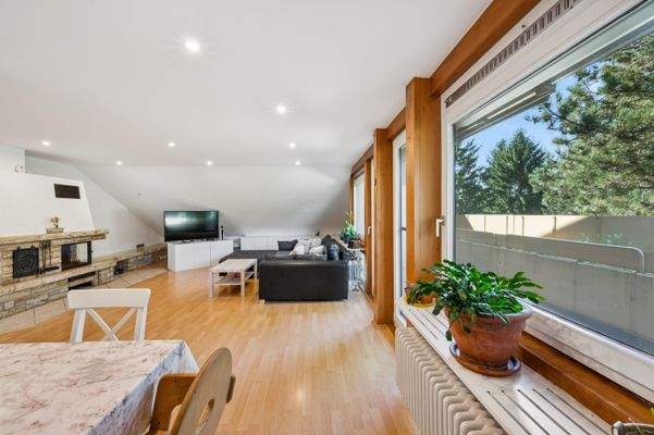 Grosser Kamin im Wohnzimmer