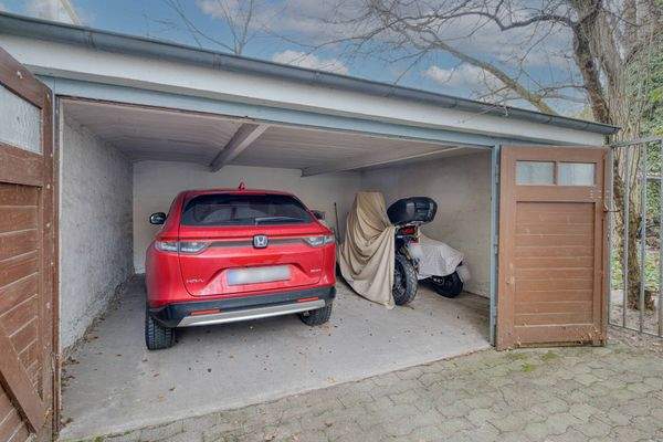 Großzügige abschließbare Garage