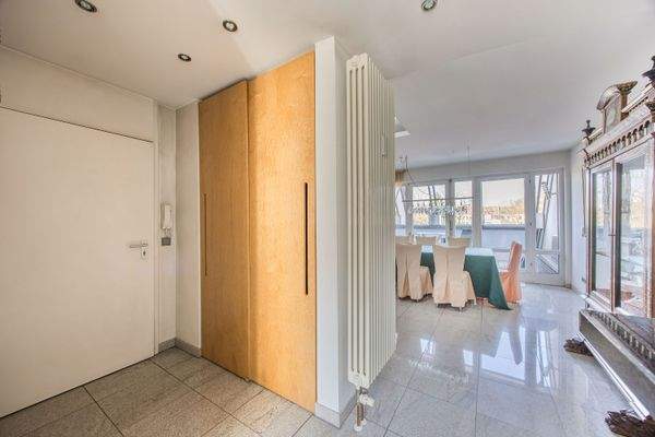 Offener Eingangsbereich mit Garderobe