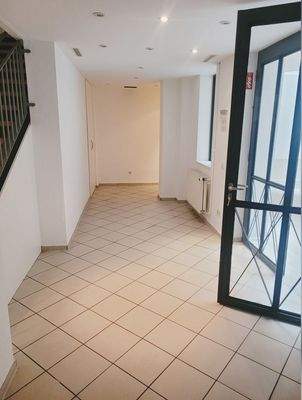 Flur mit Zugang zum Atrium