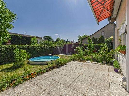 Blick über die Terrasse mit Markise in den Garten 