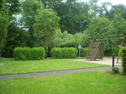 Großzügige Gartenanlage mit Spielplatz