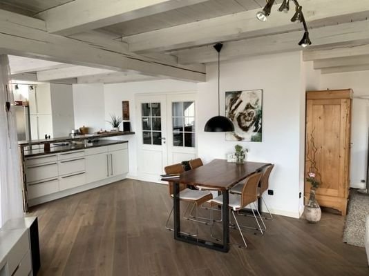 Großzügiger Wohn und Essbereich mit Küche