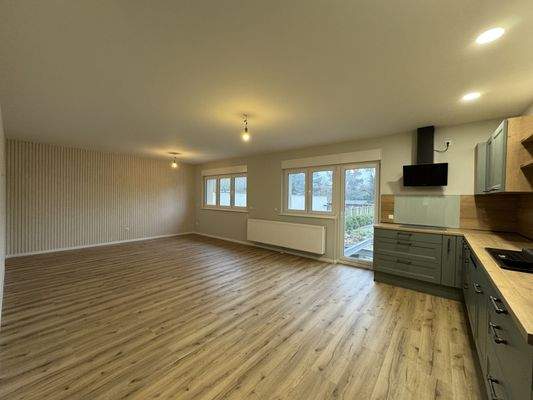 Offene Wohnküche mit Zugang zur Terrasse