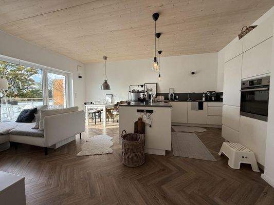 seitlicher Blick in den offenen Wohn-/ Ess- und Kochbereich