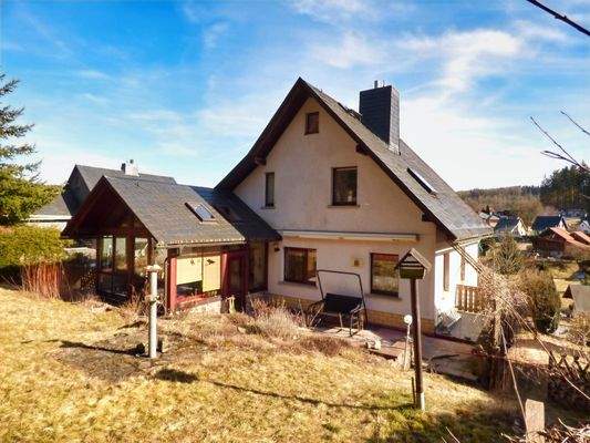 rückwärtige Ansicht mit Wintergarten und Terrasse