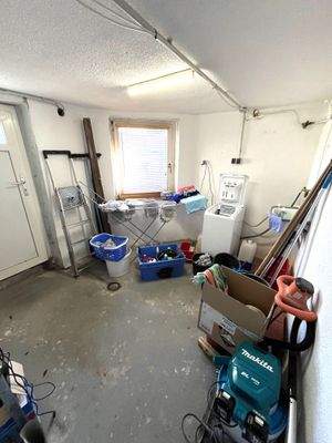 Waschhaus KG mit Außentür.jpeg