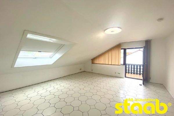 Wohnzimmer mit Zugang auf den Balkon