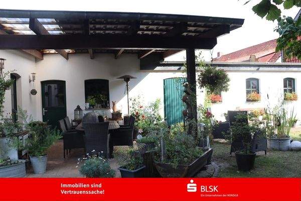 überdachte Terrasse mit Sitzgelegenheit