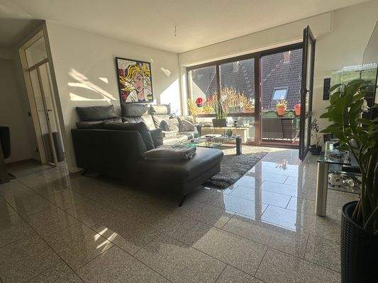 Wohnzimmer mit Blick zum Balkon