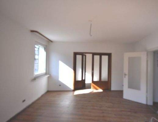 Helles Wohnzimmer mit Türen