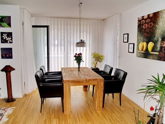 Essbereich mit weiterem Zugang zum Balkon