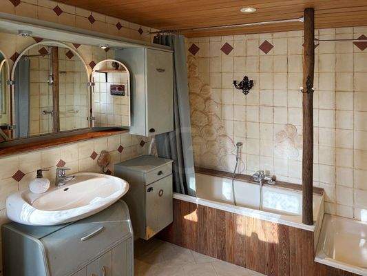 mit Dusche und Wanne