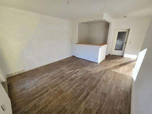 Wohnzimmer mit halboffener Küche