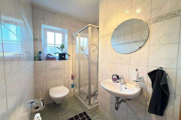 EG Bad mit WC und Dusche