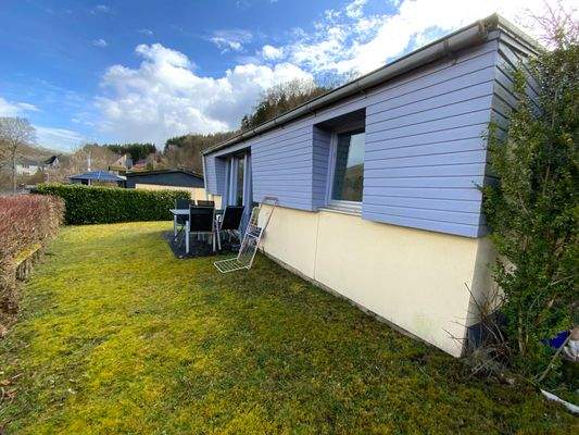 Terrasse mit Wiese hinter Haus