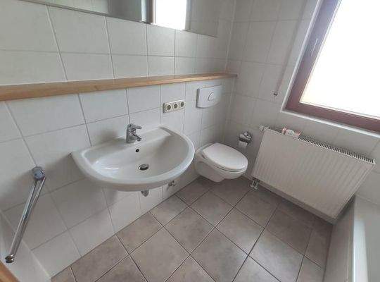 Bad mit Badewanne, Dusche und Fenster Bild 2