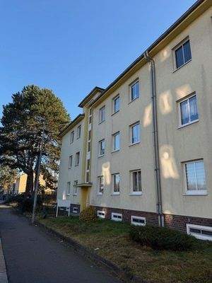 Vorderansicht des Gebäudes