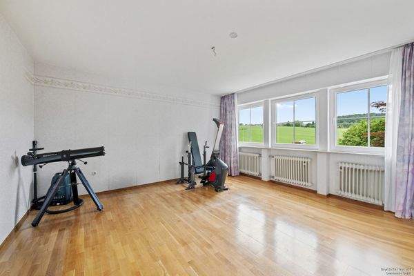 Lichtdurchflutetes Kinderzimmer im EG