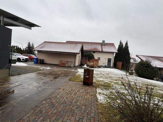 Geräumiger Außenbereich mit Stellplätzen und gepflegtem Gartenanteil