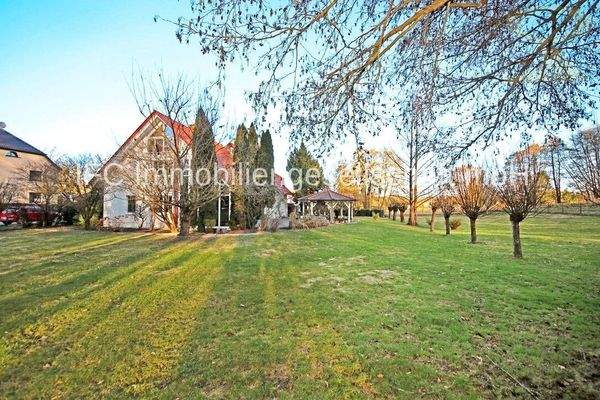 seitliche Hausansicht und Grundstück