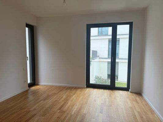 Helles Wohnzimmer mit Balkon