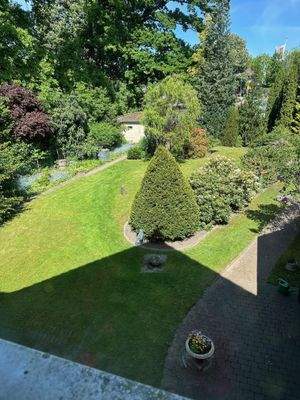Blick von der Dachterrasse in den Vorgarten