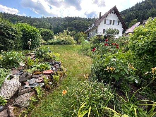 Schön angelegter Garten