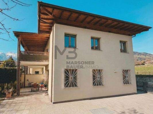 Seitliche Terrasse mit Zufahrtmöglichkeit und Stellfläche für Autos oder Camper - terrazza laterale con accesso carrabile per parcheggiare auto o camper