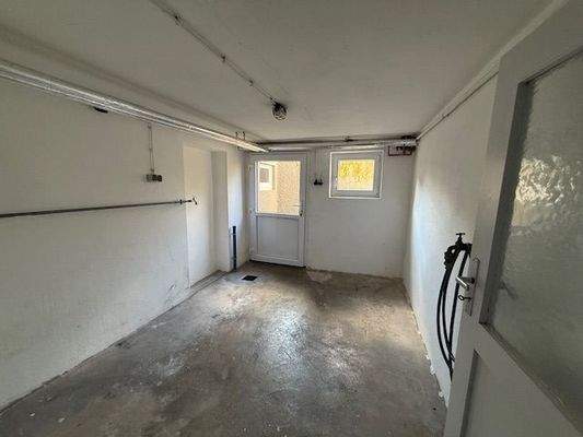 Waschküche mit Aufgang in Garten