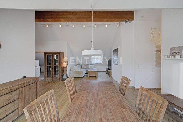 großzügiges Wohn- und Esszimmer mit Zugang zum Balkon