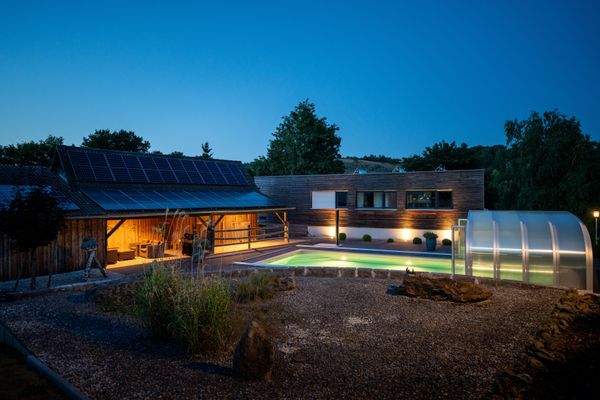 Außenansicht bei Nacht - West