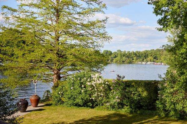Die Terrasse über dem Bootshaus genießt Sonne bis zum späten Abend.