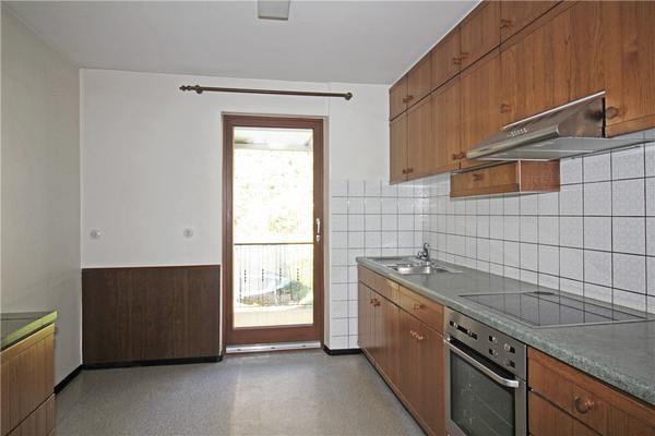 Küche mit Zugang zum Balkon / Wohnung 2