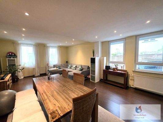 Wohn- Esszimmer mit Holzofen und vielen Fenstern