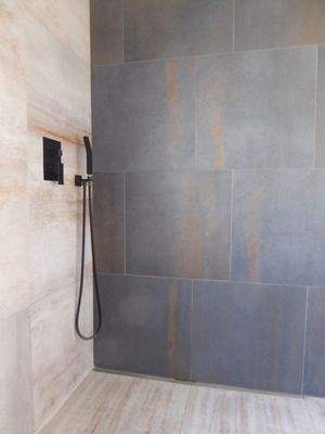 ...mit großer bodengleicher Dusche