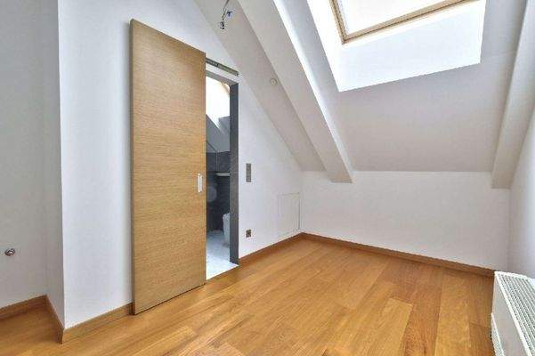 Zimmer mit Dachfenster 