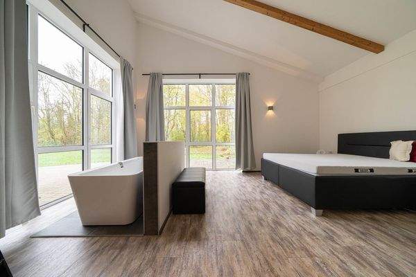 Edles Schlafzimmer mit moderner Ausstattung