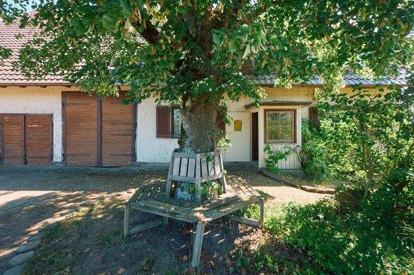 Hoffläche und Sitzfläche im Hof 