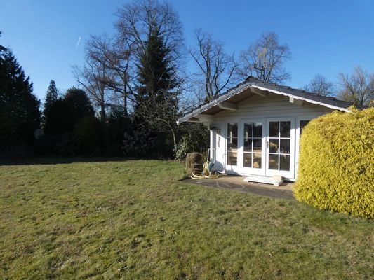 Gartenhaus mit Blick auf See