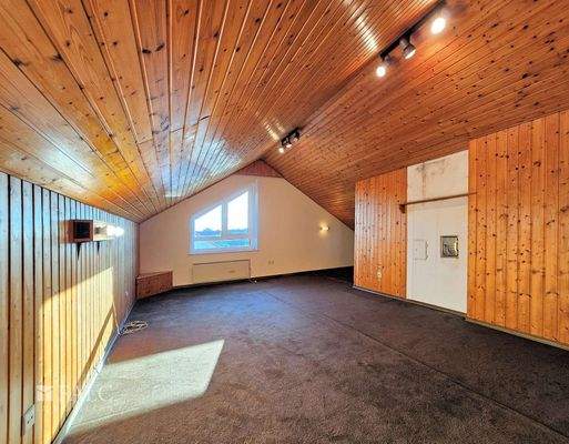 Dachzimmer mit viel Stellflächen und Abstellraum