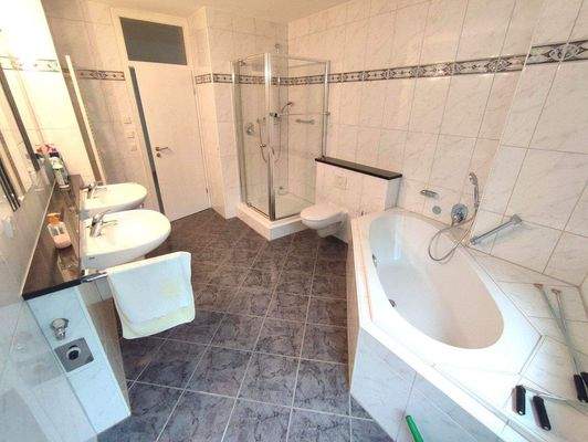 Tageslichtbad mit Dusche und Badewanne