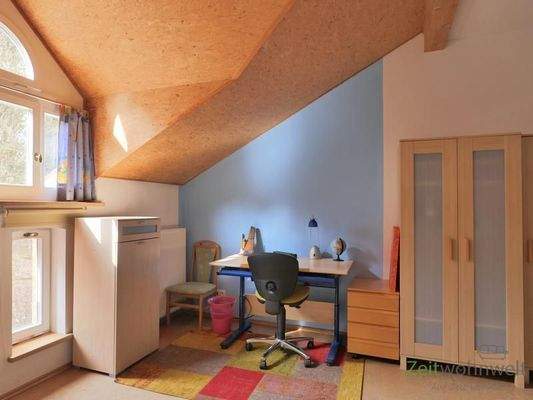 Kleiderschrank und Schreibtisch