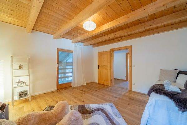 Kinderzimmer mit warmem und einladenem Ambiente