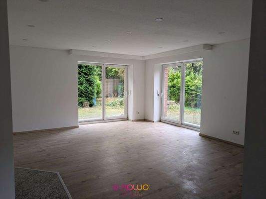 großes Wohnzimmer im Erdgeschoss