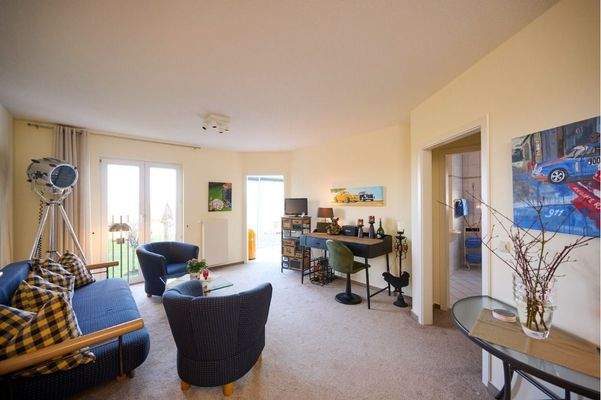 Großzügiger Wohnbereich mit bodentiefer Fensterfront und offenem Raumgefühl