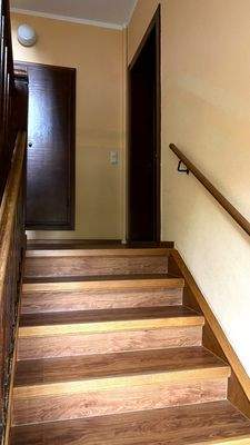 Treppenhaus mit Wohnungstür