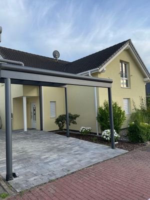 Überdachter Eingang mit Jumbo-Carport